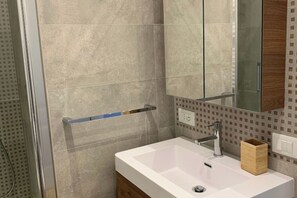 Shower, hair dryer, bidet, towels - Charming apartment in Rome San Giovanni (Roma)