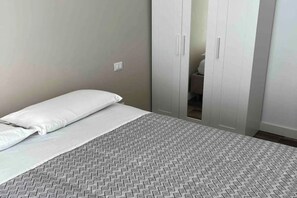 3 bedrooms, desk, iron/ironing board, free WiFi - Charming apartment in Rome San Giovanni (Roma)