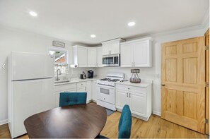 Fridge, microwave, oven, stovetop - 2 miles from Virginia Beach 1-bedroom apartment (Norfolf)