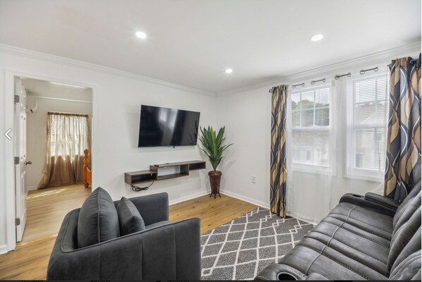 Smart TV - 2 miles from Virginia Beach 1-bedroom apartment (Norfolf)