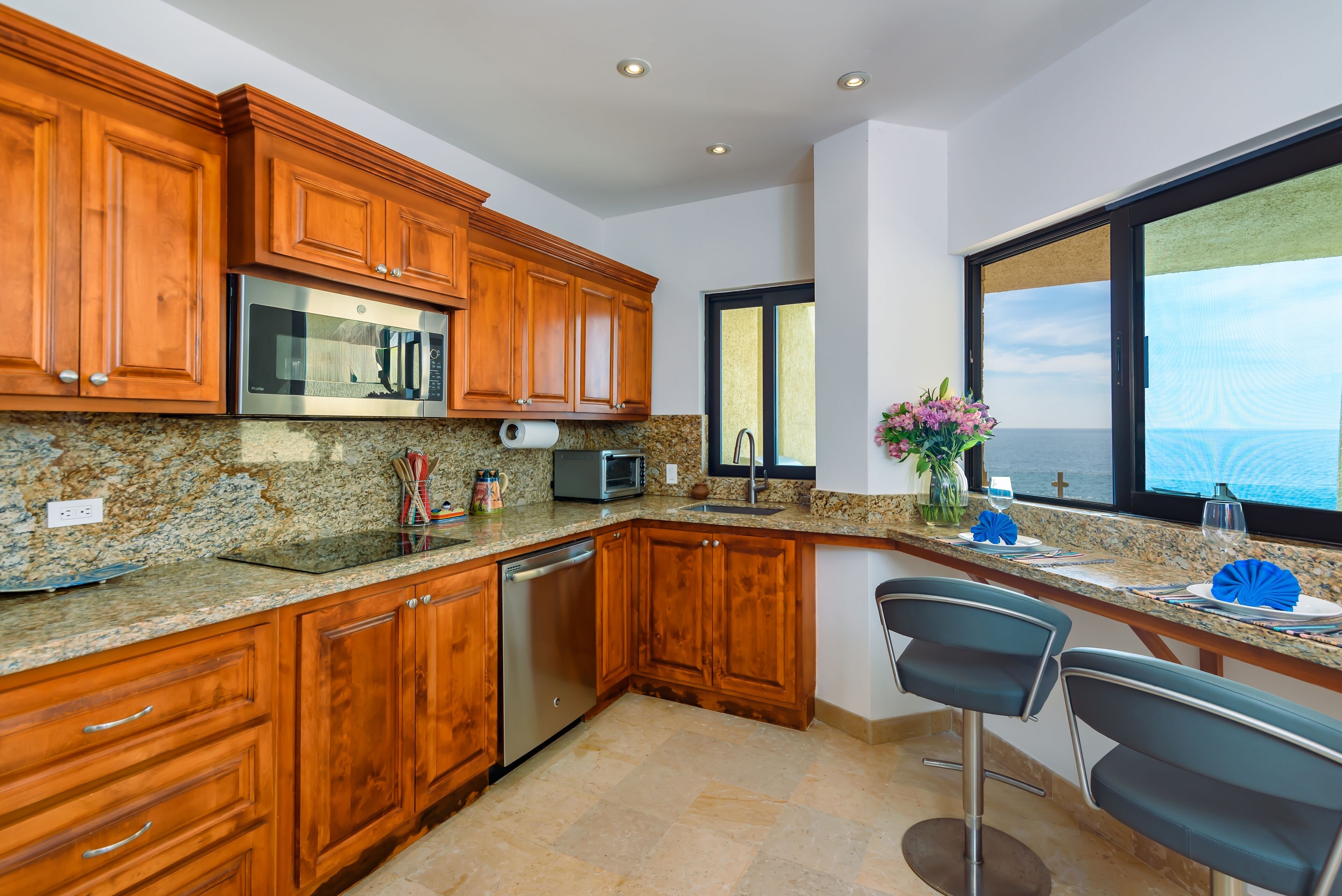 Kühlschrank, Mikrowelle, Herdplatte, Wasserkocher mit Kaffee-/Teezubehör