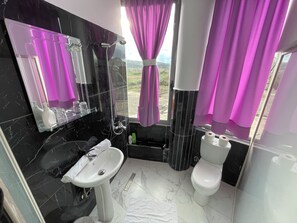 Dusche, Haartrockner, Bidet, Handtücher