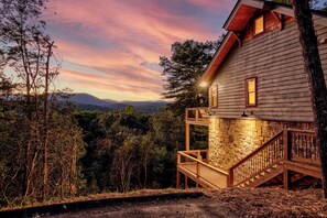 Property grounds - Cozy, 3-bedroom cabin with Incredible Views. Central to Hiking and Lake Burton (Clarkesville)