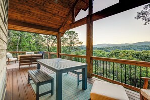 Outdoor dining - Cozy, 3-bedroom cabin with Incredible Views. Central to Hiking and Lake Burton (Clarkesville)