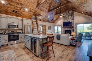 Private kitchen - Cozy, 3-bedroom cabin with Incredible Views. Central to Hiking and Lake Burton (Clarkesville)