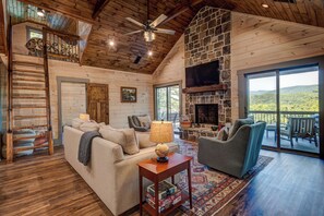 Living area - Cozy, 3-bedroom cabin with Incredible Views. Central to Hiking and Lake Burton (Clarkesville)