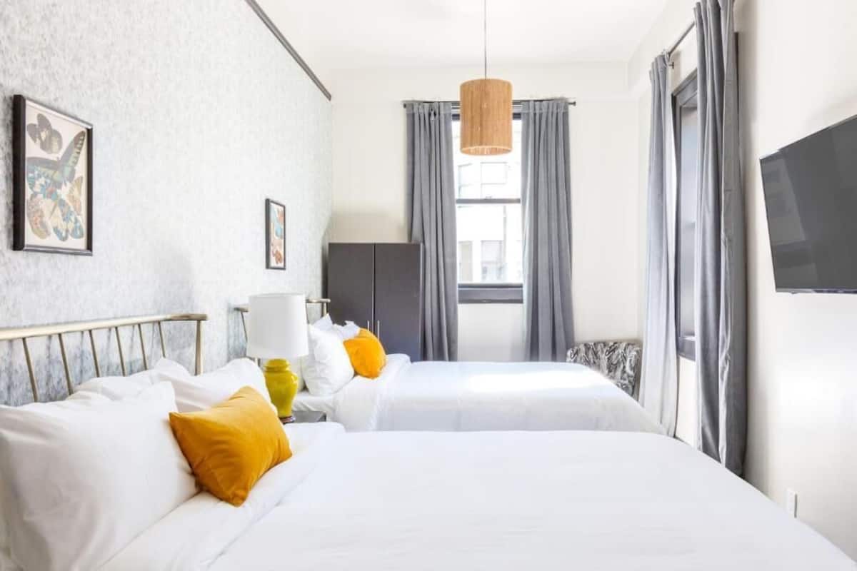 Standaard kamer, 2 queensize bedden, niet-roken | Een strijkplank/strijkijzer, gratis wifi, beddengoed