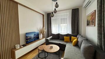 Comfort Apartment, Balcony | Living area