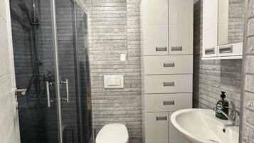 Produtos de toalete grátis, sabonete, shampoo, papel higiênico