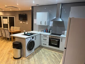 Full-size fridge, microwave, oven, toaster - Heart of Hull Hotel (Hull)