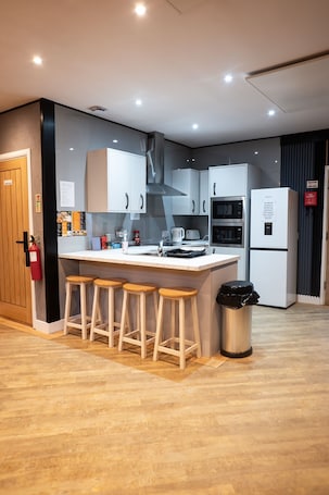 Full-size fridge, microwave, oven, toaster