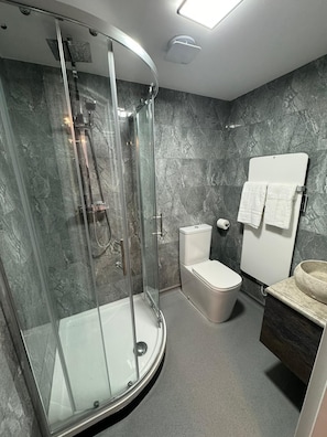 Douche, shampoing, papier toilette