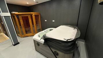 Sauna, hot tub
