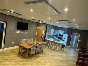 大型冰箱、微波爐、烤箱、烤麵包機