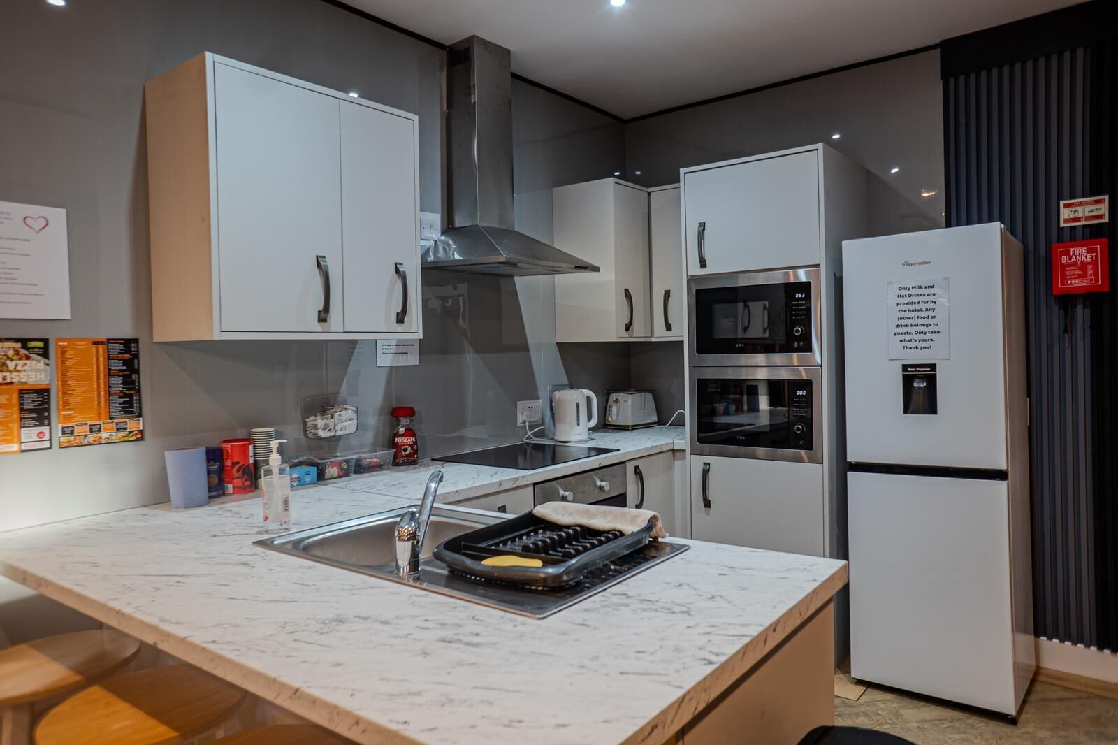 Stort kylskåp, mikrovågsugn, ugn och brödrost