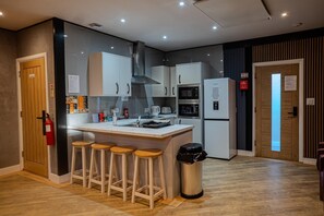 大型冰箱、微波爐、烤箱、烤麵包機