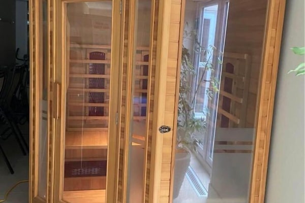 Sauna, hot tub