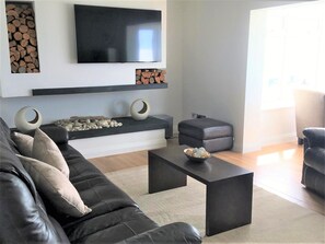 Smart TV, fireplace