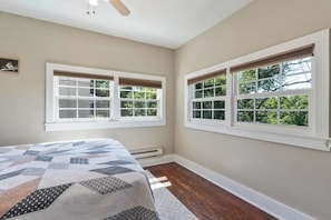 3 bedrooms, iron/ironing board, WiFi, bed sheets - Lake Views! Little Bell Bungalow Charmer, Backyard, Game Room, Foosball (Forsyth)