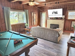 TV connectée, cheminée, baby-foot, livres