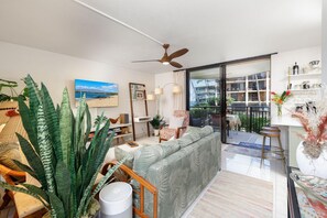 Condo, 1 cama King size y sofá cama (Kona Makai 1-102) | Área de sala de estar