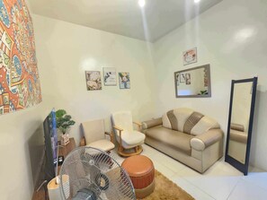 Apartment | Living area | TV - 1 Bed Flat - Pool - Parking - Wifi (Baguio)