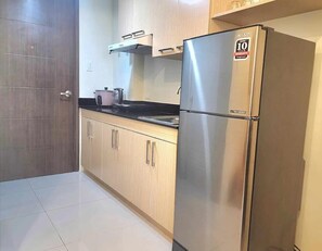 Apartamento | Cocina privada | Frigorífico, hervidor eléctrico, trona infantil y utensilios de cocina