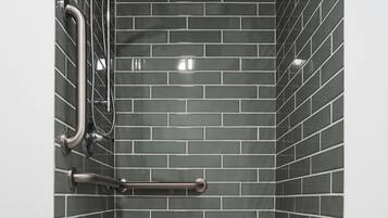 Studio, 1 Tempat Tidur Queen, difabel mobilitas (Self Check-in with Virtual Front Desk) | Kamar mandi | Perlengkapan mandi gratis, pengering rambut, handuk, dan sabun