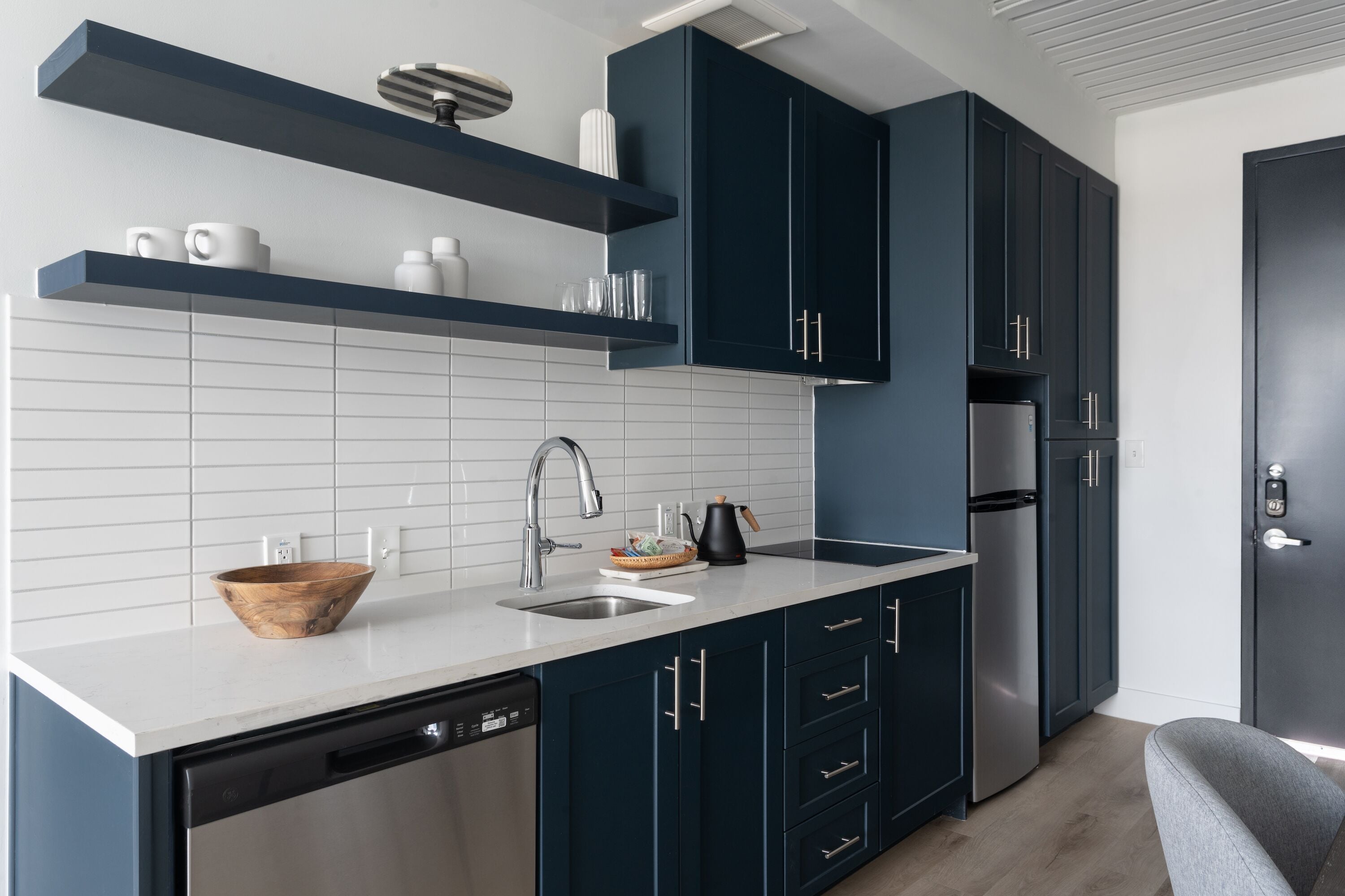 Estudio, 1 cama Queen size (Self Check-in with Virtual Front Desk) | Cocina privada | Refrigerador con congelador, tetera eléctrica y utensilios de cocina 