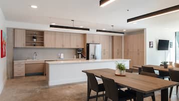 Full-size fridge, electric kettle, cookware/dishes/utensils