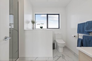 Sèche-cheveux, serviettes fournies