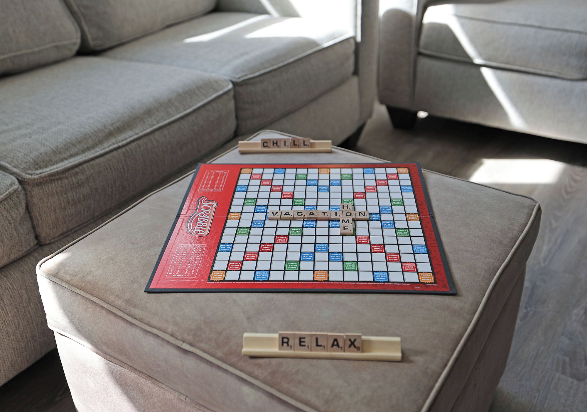 Un juego de mesa sobre un banquillo beige, con las palabras 'CHILL' y 'RELAX' escritas en él.