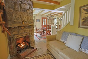 Een televisie, een open haard en een kantoor