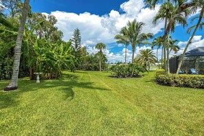 Property grounds - Escape to a Lush Tropical Oasis: Private Pool (Fort Myers)