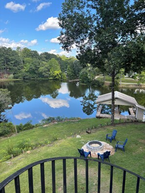 Une vue sur le lac, agrémentée d’un belvédère, de sièges extérieurs et d’un foyer.