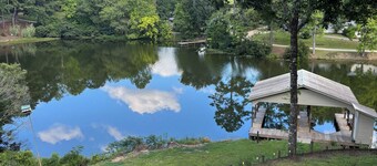 Very charming 4-bedroom 2 bath house on beautiful Lay Lake.