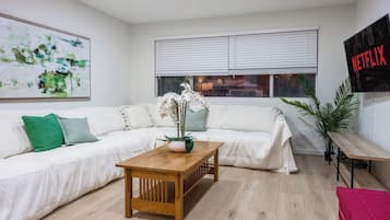 Smart TV, chimenea, videojuegos y tenis de mesa