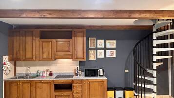 Frigorifero, microonde, piano cottura, lavastoviglie