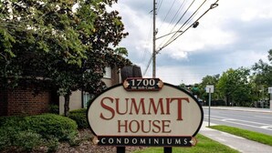 Een bord met de tekst 'Summit House Condominiums' en het adres 1700 SW 16th Court.