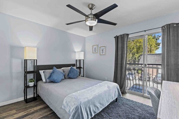 Desk, iron/ironing board, WiFi, bed sheets - Shands Hospital Guesthouse - Free Parking (Gainesville)