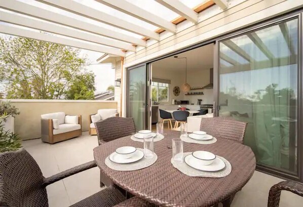 屋外ダイニングエリア