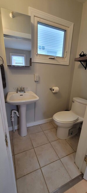 SĂšche-cheveux, serviettes fournies, savon, papier toilette