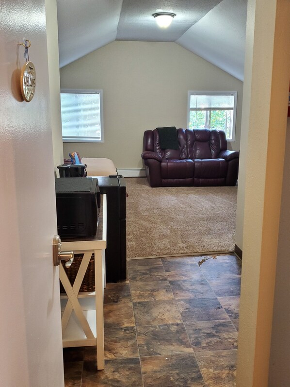 Interior - Cozy 1-bedroom Studio apartment in gorgeous Anchorage close to all the neat spot (Anchorage)