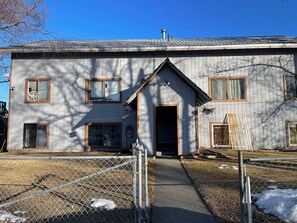 Exterior - Cozy 1-bedroom Studio apartment in gorgeous Anchorage close to all the neat spot (Anchorage)