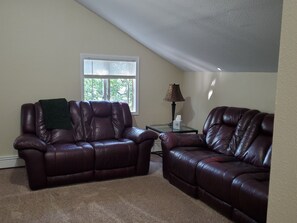 Living area - Cozy 1-bedroom Studio apartment in gorgeous Anchorage close to all the neat spot (Anchorage)