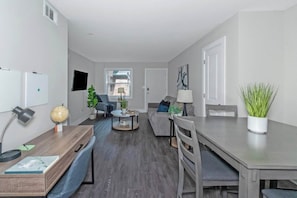 Interior - Central Buckhead 2BR apartment with king beds, full kitchen, fast Wi-Fi, and free parking — minutes from Lenox Square, Phipps Plaza, and top dining. (Atlanta)