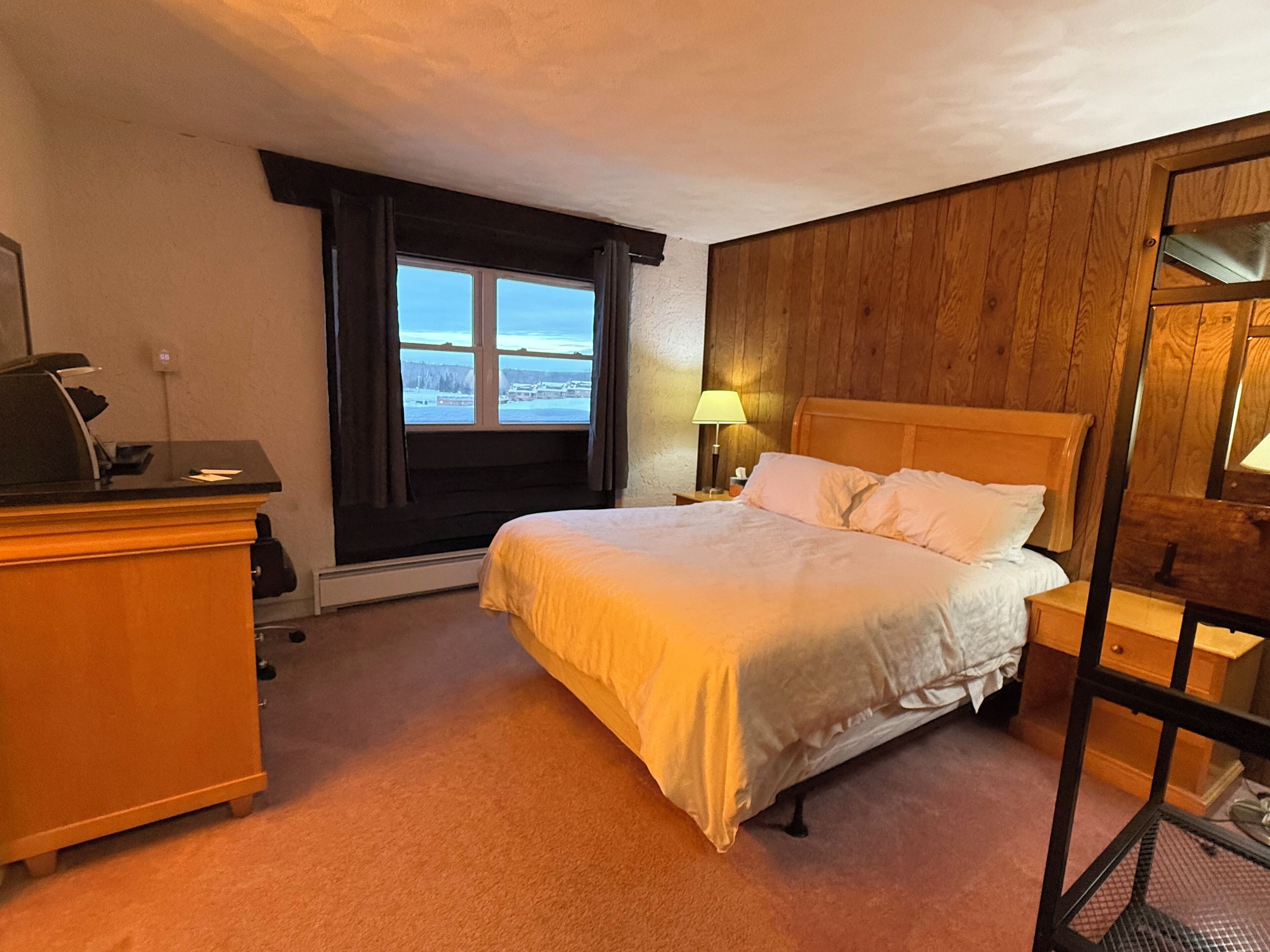 10 slaapkamers, een strijkplank/strijkijzer, wifi, beddengoed