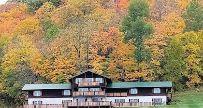 Spacious 10-bedroom chalet with WiFi and AC in delightful Upson - Floor 2