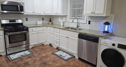 Charming 3-bedroom house with Wi-Fi and AC in Lawrenceville.