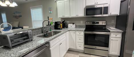 冰箱、微波炉、烤箱、炉灶